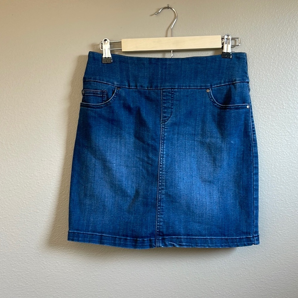 Skort, lightly used.Very comfortable, purchased for possible golf, tennis.